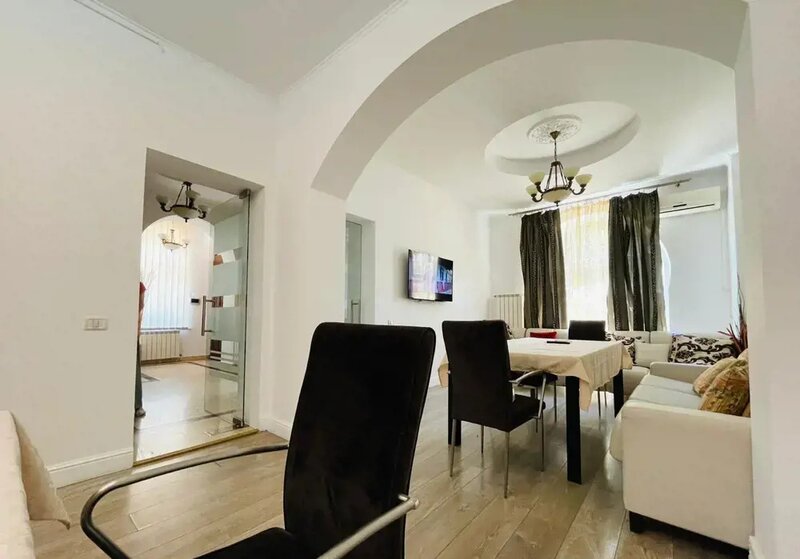 Mitropolie- Parcul Carol/ vila 6 camere, 340mp utili, curte privata