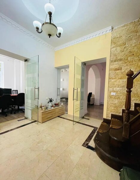 Mitropolie- Parcul Carol/ vila 6 camere, 340mp utili, curte privata